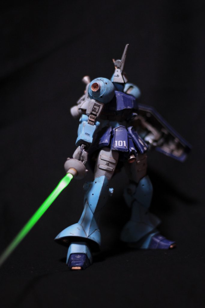 ビームサーベルは本来のジオン系規格ではないもので、Iフィールド出力や発震周波数から恐らくアナハイム系のエミッターを転用しているものと思われる。旧ZIMMAD系技術者が戦争末期の混乱時に確保していたものであるとされるが、出自は不明。ジェネレーターを流用している恩恵でMS-14用ビームライフルをドライブ可能であるが、基本的には戦闘指揮機であることと、ハインリヒ大佐が強力な射撃兵器を委ねるのは部下であるべきと考えているため、ほとんどの場合火器は携帯しない。現状、連邦軍との正面衝突の機会もないため、そのような事態となれば火器も見直されるであろう。