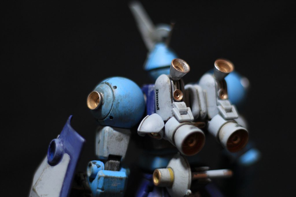 『土星改』MS-09Rリックドム用のエンジンをチューンナップした『土星改』を搭載。ベクタードノズルも大幅に追加している。燃費こそ劣悪ではあるが、ハインリヒ大佐の技量をもってして、ギャン本来の軽量性と相俟って驚異的な加速力を叩き出す。