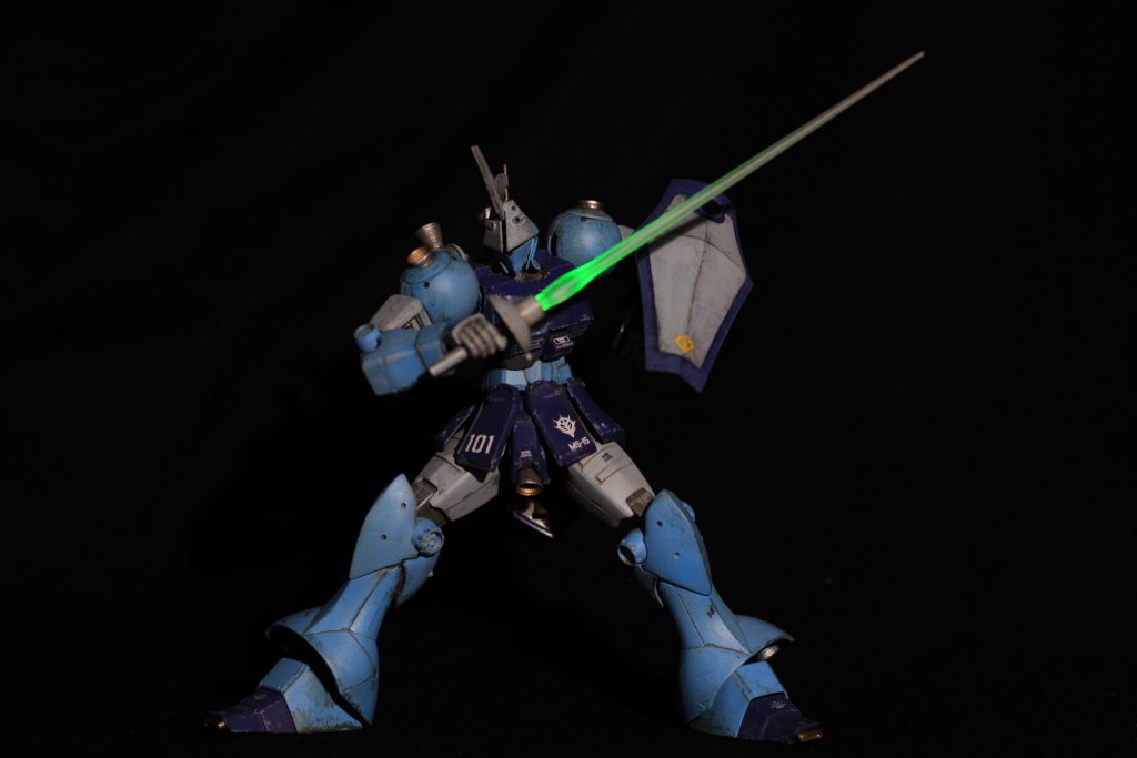 ビームサーベルはずっと使ってみたかったミライトに換装!サイコー!!サーベルの鍔がちょうどライト部分を隠す形になるのでぴったり。ギャンサーベルの本来のエミッターは黄色ですが、これもこれでいい。フレーバーではなぜか手に入ったAE系ってことにしてみたが、妙に似合うのはネオジオンっぽいからか。