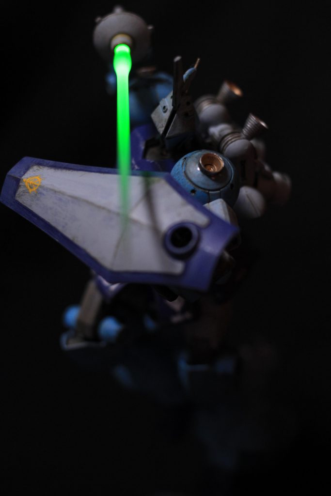 グフ・シールド(Y)MS-15の特色であった専用ラウンドシールドは搭載されていない。部品が揃っていなかったこともあるが、ハインリヒ大佐の戦術からしてMS-07用シールドが最も扱いに慣れていたことからとされている。裏打ちをして90㎜徹甲弾に耐えるように補強されているが、耐ビームコーティング(融解半透体処理)はなされていない。本来は、ここに35㎜バルカンポッドや75㎜ガトリング・シールドなどの副次射撃武装が用意される予定であったが、火器弾薬の禁輸や残党軍へ弾薬の供給を行っていた支援者がL2軌道艦隊に検挙されるなどしたことから、このMS-15/f.HVHは実弾固定火器を搭載することはなかった。