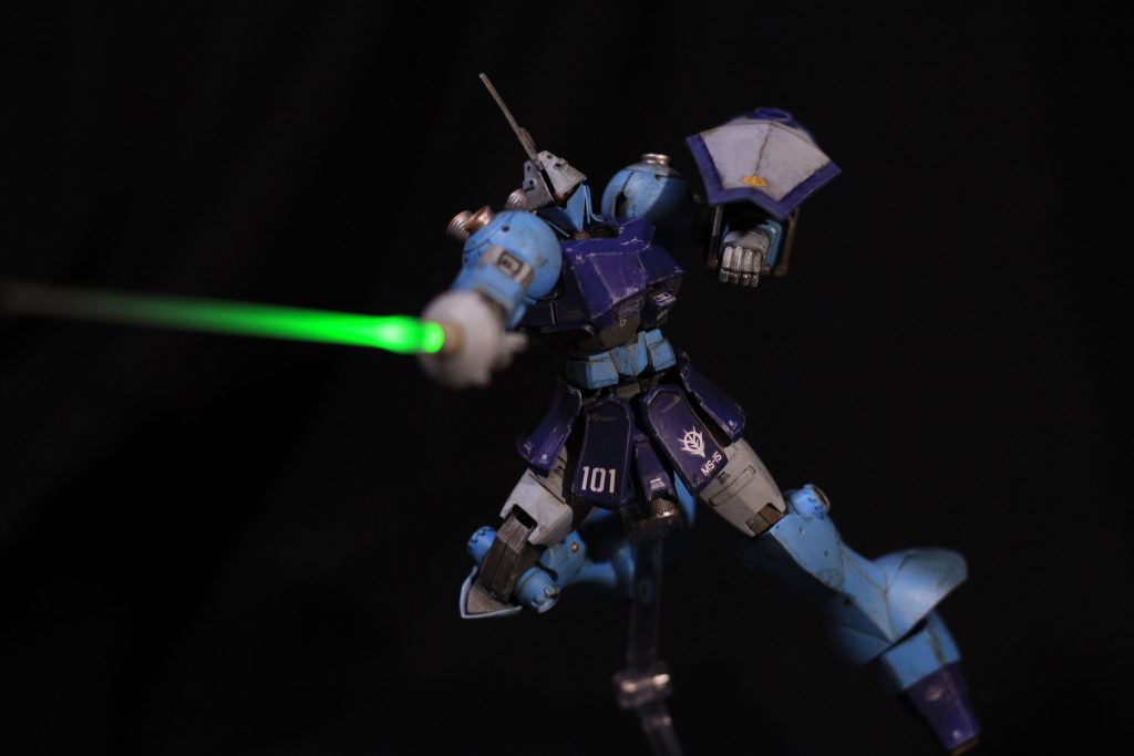 量産を見送られたものの、極少数生産されていた白兵戦用MSギャンタイプのパーツを基盤とし、MS-14ゲルググやMS-09ドム等既存MSのフレームやコンポーネントなどで補って完成された。フォルムはマ大佐が運用した「YMS-15ギャン」とおおよそ類似しているが、MS-15(YMS-15)本来のパーツは全体の約70%ほど。頭部は外装の大半が喪失していたため、新造された装甲を装着。アンテナマストやモノアイシールドのデザインは大きく変更されている。重要パートにはかつてのハインリヒ大隊でよくみられた増加装甲が設けられ、肩部およびランドセル部には即応性の高い大径スラスターを装備。ギャン本来の軽量性と相俟って驚異的な加速力を叩き出す。