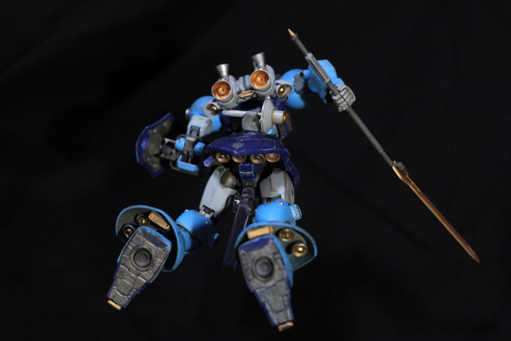 バーニアだらけ!肩部と足裏はバーニアを奥まった位置に置いておきたかったので開口してから埋めています。このへんのバーニア内部にいる金の丸は100均のメタリックビーズです。パイプの基部とかにも使えそう!バックパックは既存のパーツからかさましした程度なので、もっと派手に大型化してもよかったかもなぁ、くらいです。プロペラントタンクとかもつけてみたかった気もしますが、丁度いいヤツが手元になかったのと、本来はザクマシかビームライフルを持たせる予定だったので、そのためのサーベルラックをつける関係でやめました。バーニアをデカくするとお尻に当たっちゃいそうだったので角度をつけてます。ヅダがああだったのでこういうレイアウトもありでしょ。ZIMMADのロゴを付けました。ガンダムデカールはなんとか手に入るようになってよかったねェ……。