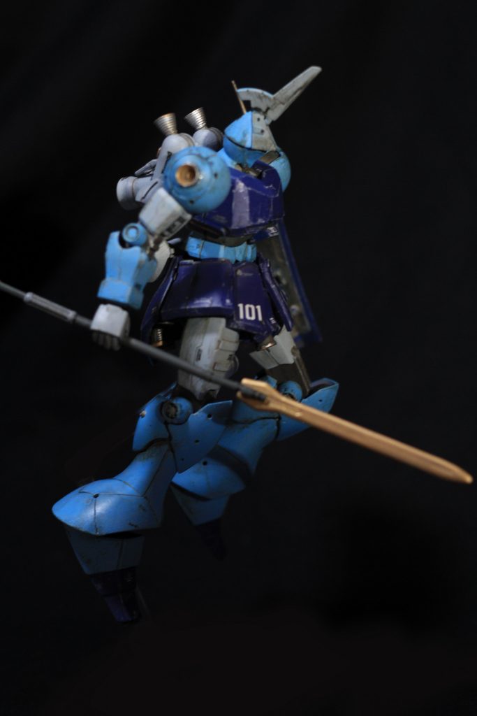 ヒート・ジャベリン帰還したハインリヒ大佐の指示により、ヒート剣やヒートホークの資材を応用して新規製造されたヒート・ジャベリンを装備した。刃部分は折り畳み可能で背部サーベルラックにマウント可能。ビーム・サーベルをドライブしているため、あくまで補助用の武装であるが、ヒート系武装の物理的打撃力と出力の安定性は熟練のMS格闘エキスパートをして信頼に耐えうるものであった。