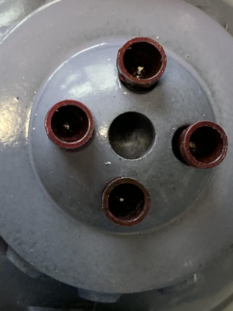 ちょっと見辛いですが、下部スラスター塗装時に固定しづらかったので、底部をバイスでくりぬき、竹串を指して塗ったのですが、その先っぽがよい感じでディティールアップに使えそうでしたので、銀色に塗って指しなおしました。