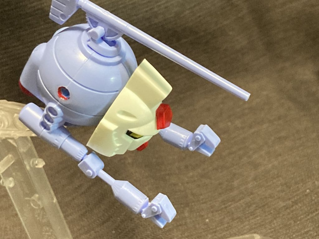 磁石固定なので下に向けても外れません。250分の1キットはアクションベース等に対応していないので、3mm穴をあけています。