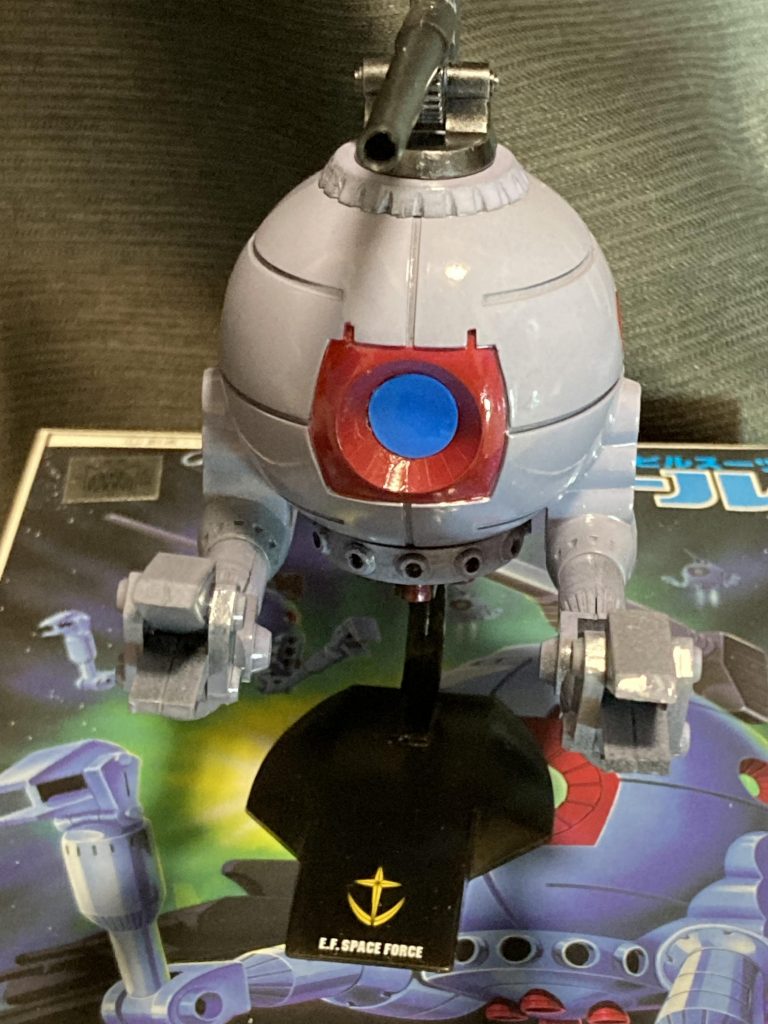 土台はキット付属の物をそのままです。色は悩みましたがステッカーとの関係で結局黒に。塗装とステッカー選択のイメージとしては、宇宙世紀世界での土産物。基地祭とかでこんなもの売られてたら、という感じで塗りました。