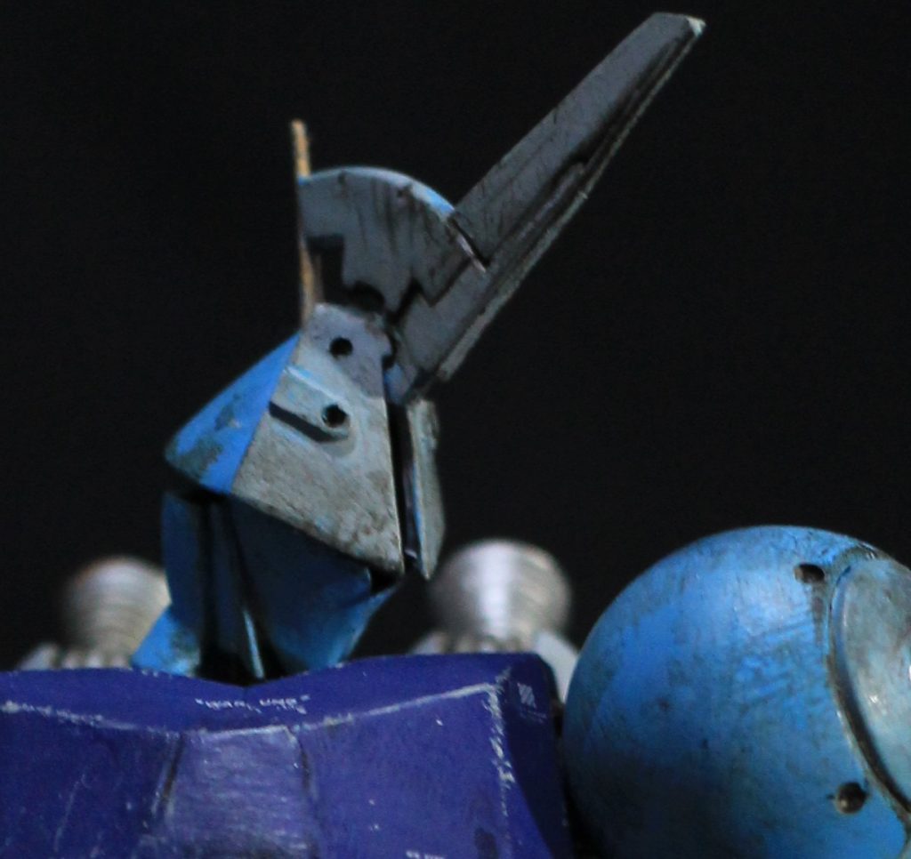 顔はマ大佐のギャンに見えないようにしたくて、どうしても変えたかったポイントでして、何度か絵を描いてみてかっこよさそうなやつを模索しました。トサカはグレイズリッターとプラ板と伸ばし棒。あれですね、トサカをでかくしたおかげで永野先生っぽさが出たかも。横顔がいい感じです。