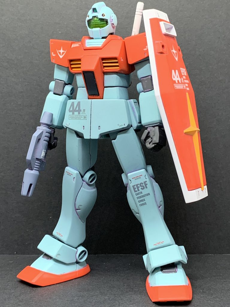 アニメっぽいシンプルなジムが欲しくて、また以前、新旧HGUCとEGを組み合わせて作った初代ガンダムと並べてしっくり来るジムにしたくてあれやこれやして作りました。マーキングの44は、コミック「光芒のア・バオア・クー」に登場するグレッグ・ダグラスさんという方が、「第44MS戦隊」という部隊に所属しておられましたので、こんな感じで。