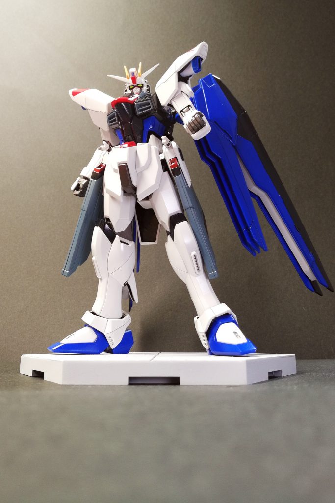 上海の自由高達(フリーダムガンダム)立像っぽく