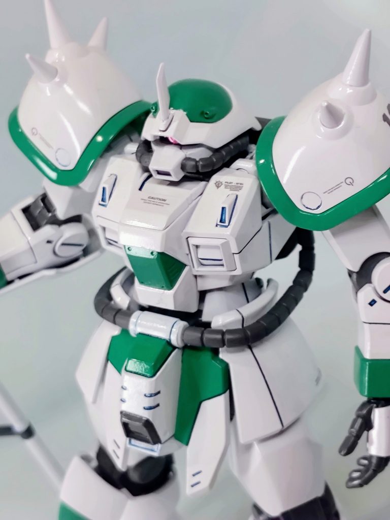 プレバン限定のHGイフリート（ダグ・シュナイド機）です。プロポーション等の改造は無くストレート組で、肘のトゲは付けずパテで、穴は塞ぎ、同じく腰サイドの穴も塞ぎました。足の甲部分のダクトも削っています。肘のトゲは、もったいないので、武器に付けてみました。