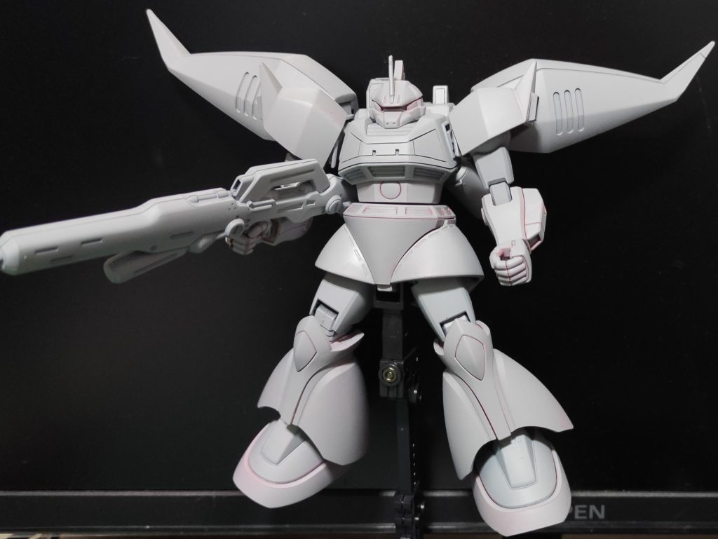 サフを吹いた状態旧キットのビームマシンガンを持たせましたがでかすぎると感じました