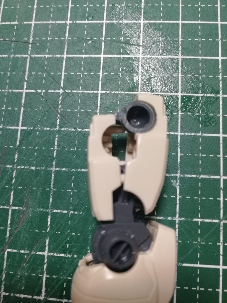 太ももはこのように伸ばしました。前側をダボ1個上にずらす。前後の引っかかているところを削ります