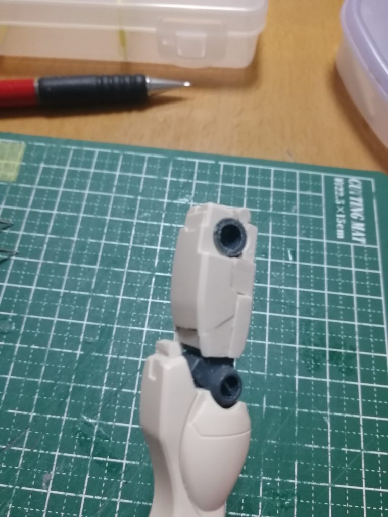 後は前側の下と後側の上の隙間をランナータグ&ランナーで埋める。ヒザが少し物足りなくなったのでランナー削って追加。