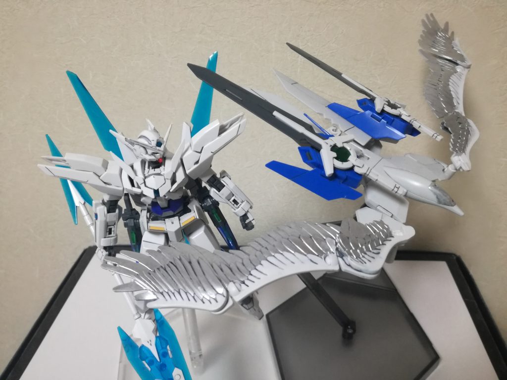 追加武装EW(エンゼルウイング)GNドライブを2基搭載した鳥形の支援メカに分離する.