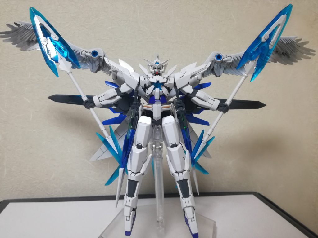 トランザムバーストトランザム発動時背部を展開することで発動.全方位にGN粒子の衝撃波を放つあらゆる粒子に干渉し敵機体のを停止もしくは妨害を行う必殺技