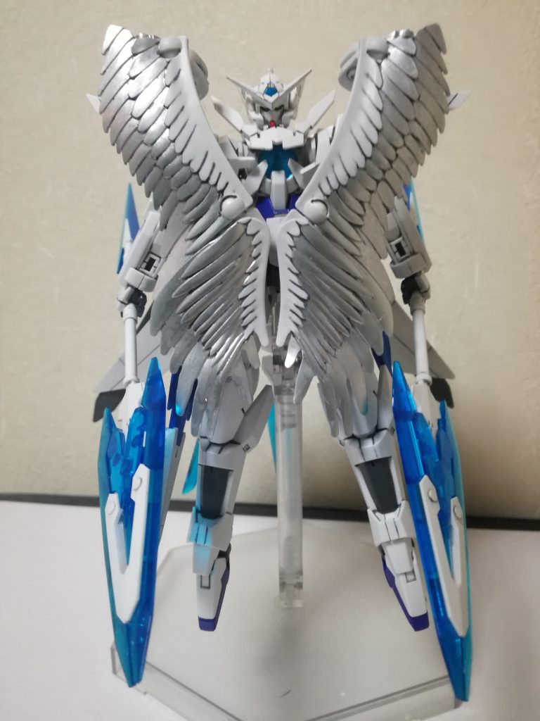 また,GNウイングにはGNフィールドを発生する機能があり機体を囲むように展開することで,ガンダムヴァーチェのような全方位のGNフィールド展開が行える.