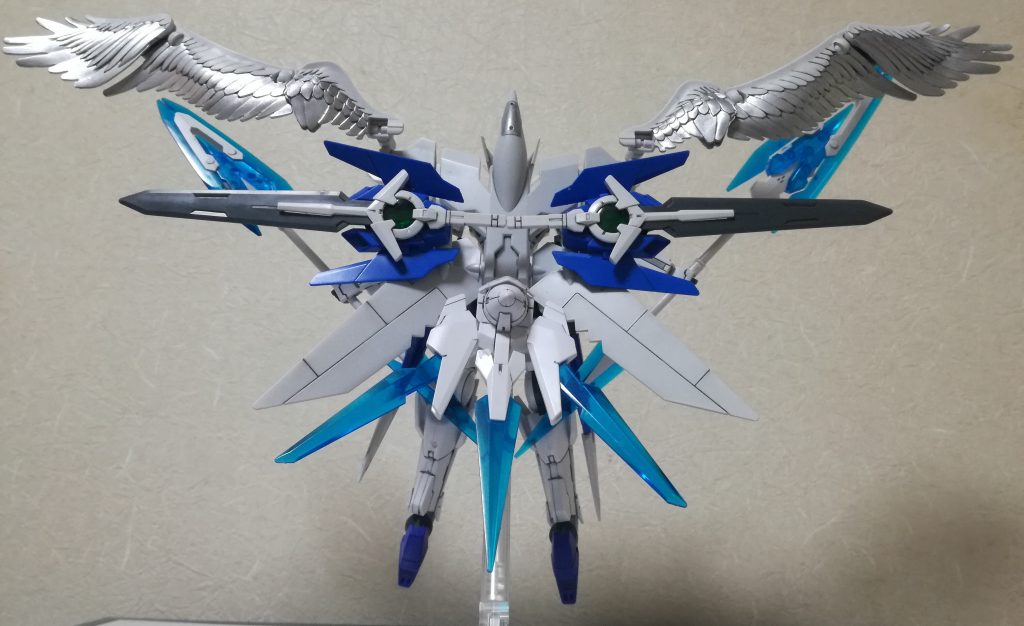 トランザムバースト発動時(背部)ガンダムアストライアーのGNドライブはEWとの合体時,尾翼としてバックパックに合体する.そのため鳥や天使のようなシルエットとなる.