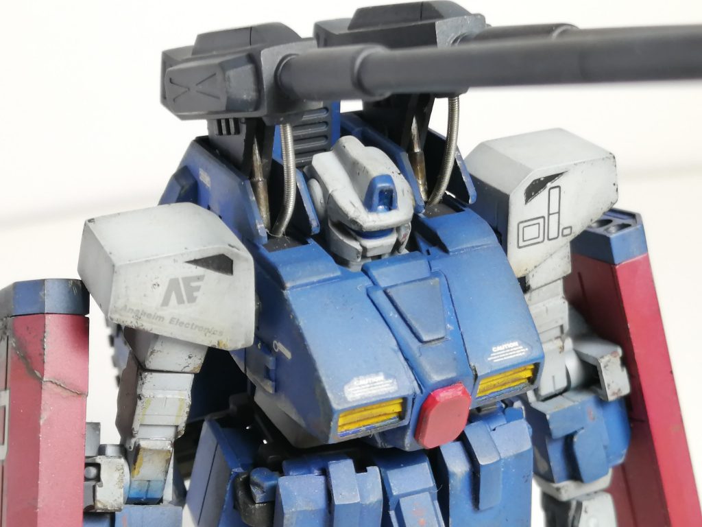 箱絵にあってキットにない砲塔可動用のシリンダーらしきものは艦船模型の砲塔部品を流用してそれっぽく見えるように付けてみました。エネルギー供給用のパイプらしきものは中に真鍮線を通したスプリングを使っています。