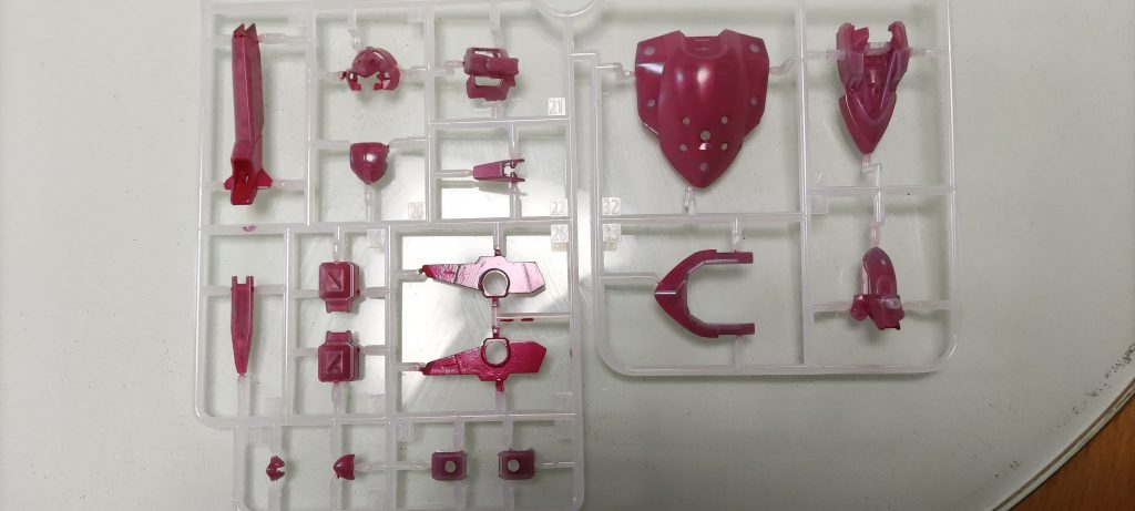 裏からメタレッド。ホワイトの半透明なので、角などのプラスチックが厚いところは白く見えるため、全体的にぼんやり。