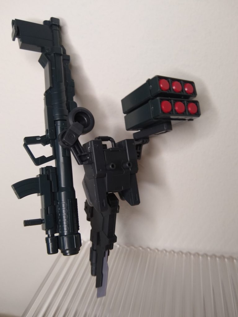 バズーカーも少し手を加えてバックパックに装着できるようにしました。