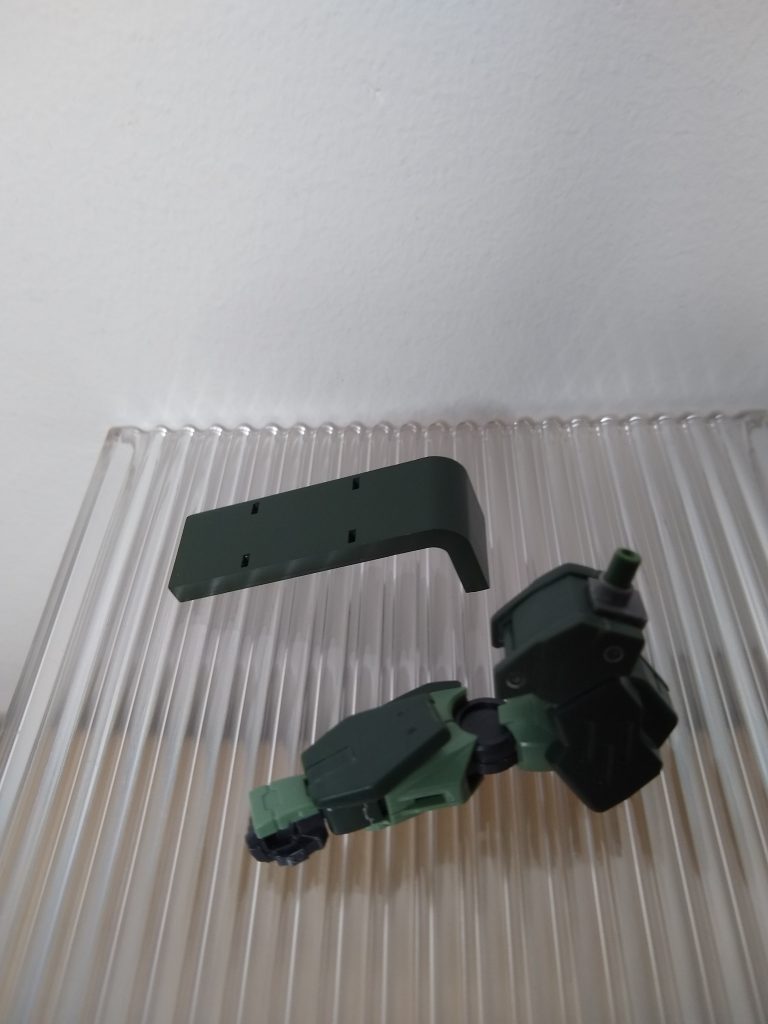 ショルダーシールドはザクⅡのものをミキシングして装着させています。