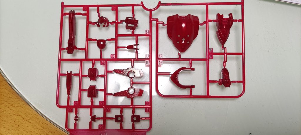 上の状態から、表からクリアレッドを吹く。切り離して、ゲート処理してから塗ればよかった。ただ色味的には大満足です