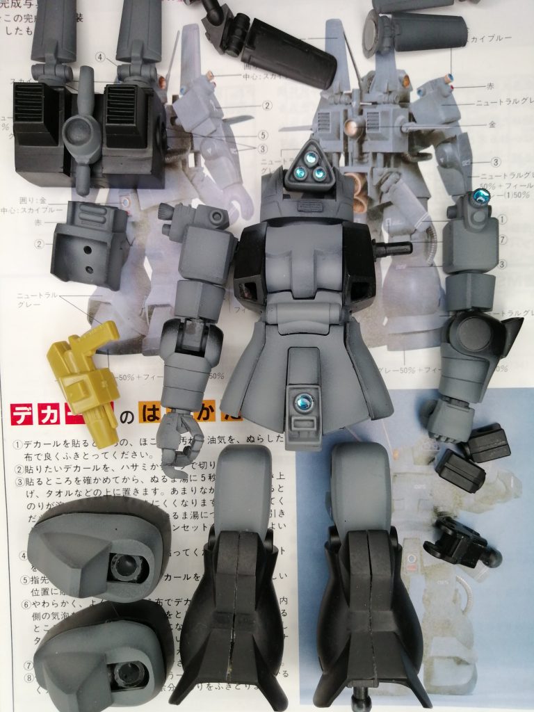 頭と足とランドセルがザクフリッパーで、ボディと腕、足首から下がHG量産ザクです頭…キットのままです センサー本体を塗装後に後ハメ出来るように下を切り欠きました ミラーシールにHアイズを張り付けて仕込んでいます 後頭部のアンテナはちょっと今風ではないのでビルダーズパーツのレドームか何かについていたパーツに変更ボディ…そのまま使えると思ったのですが、よく見るとフリッパーの胸は角ばって乳首にバーニアが付いています 元のキットにプラバンを張り付けてラインを変更しています 動力パイプもランドセルにつながる独特の流れのためビルダーズパーツに変更腕…カメラをキットから切り取って移植 それで終わりかと思ったらひじの形状が通常のザクと違うたひじのでっぱりも移植 こぶしは今は入手しづらいジオンハンドです