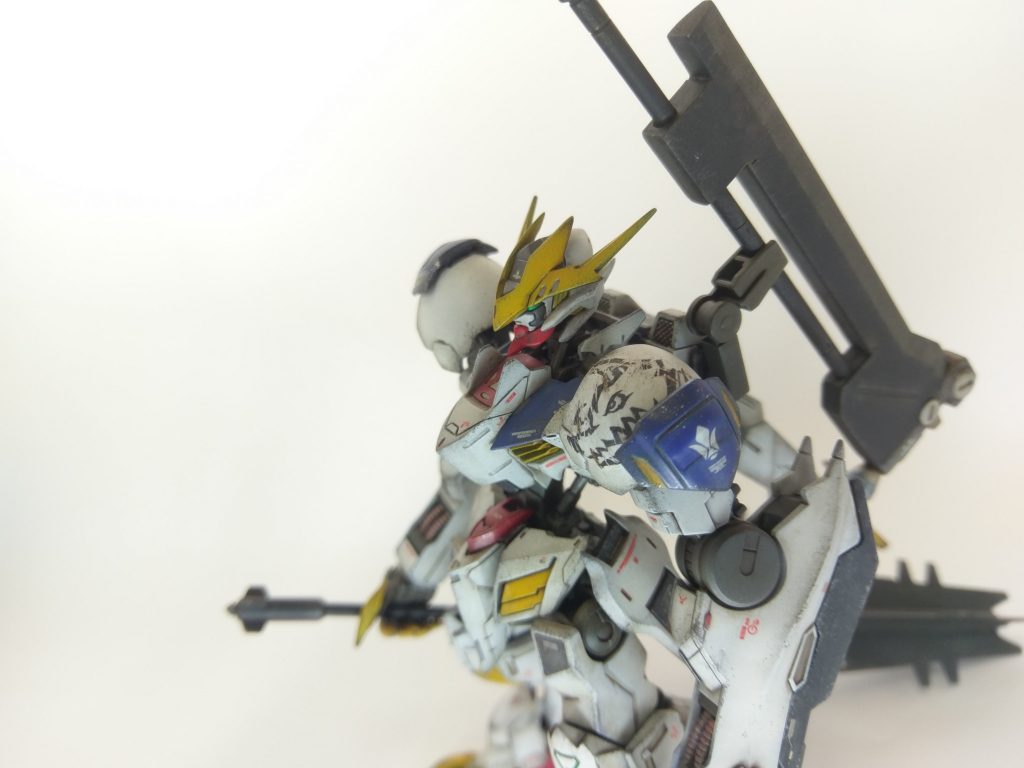 目立つ肉抜きは殆ど埋めるか蓋してあます。腕部分の分割線はダミーラインを追加し、装甲が挟み込まれているふうに見えるように処理しました。肩にマンウィズのロゴマークを描き込みました。アクリルガッシュで筆塗り。