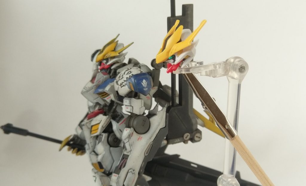 全体にエッジ出し、シャープ化を可能な限り施しました。特にフェイス部分はイケメンになるよう手を入れまくっています。メタルロボット魂Verに近くなるような感じで。首部品は他部品で新造し、シリンダー部品を追加しました。