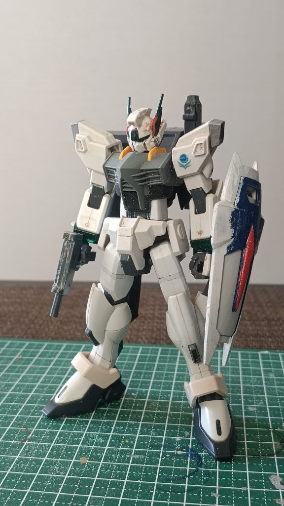 塗装前余っていたEGストライクの腰サイドアーマーのディテールを削って腰を延長、太腿もプラ板で1mmほど延長しています。合わせ目処理等はしていません。