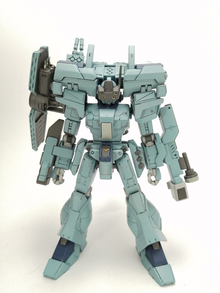 正面から。リゼルタイプの顔が気に入らず、余剰パーツのゴーグル&ジェガン頭を使おうとしたら予想外に大工事になってしまいました…。でもこっちの方が偵察機ぽくていいかなと。ちなみにシールド内面のメタルパーツはジャミング装置のつもりです…。