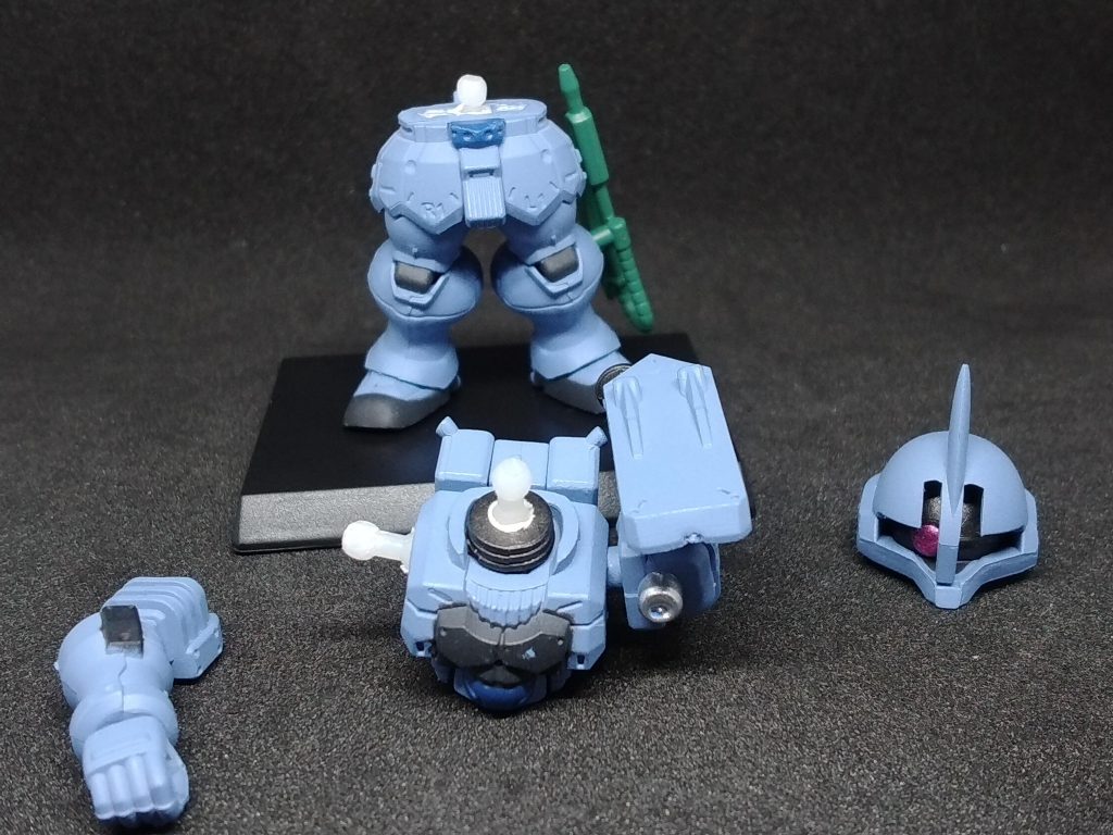 それぞれ鉄アレイ状の関節をこんな感じで仕込んでいます。ビーズタイとドリル(3mm)があれば出来る簡単BJ化なので、運良くビーズタイを見つけられた人は是非お試し下さい。 