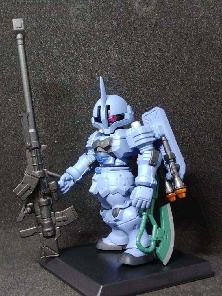 一番機には155mm対艦ライフルが付属。普通に持たせると長すぎるので、こうした持ち方をさせている方も多いのでは？