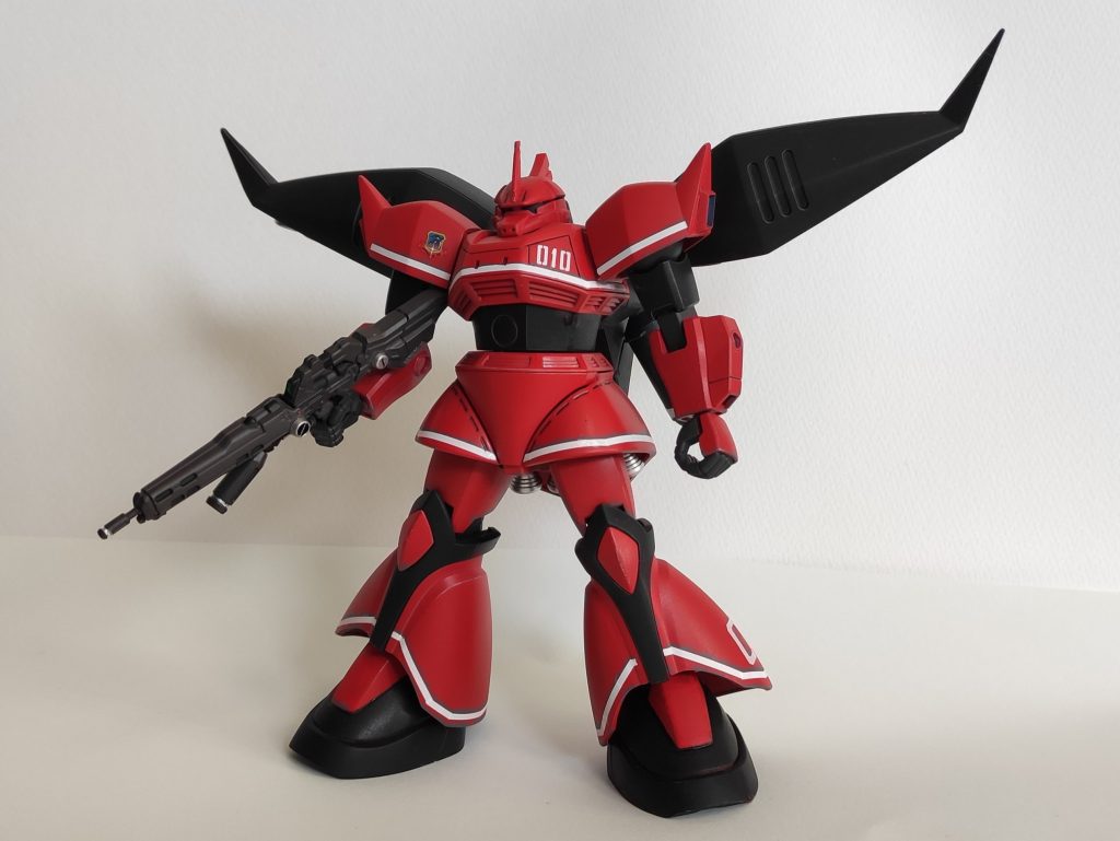 正面から主な改造ポイントは首・腰・足首の延長、胸部へのスジボリ、頭部の小型化となっております。元のゲルググより多少スラッとしたような気がします。