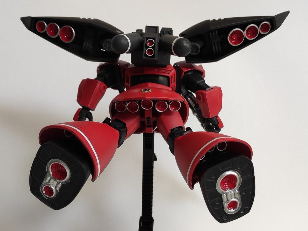 後ろから全身にバーニアが張り巡らされているので塗装すると映えますね〜