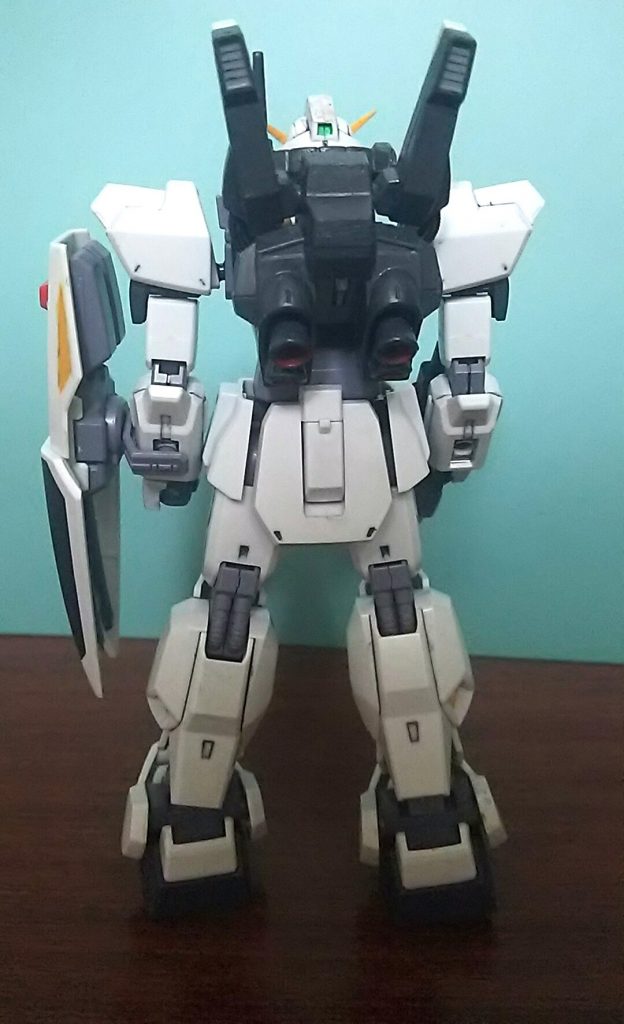 後ろ姿バックパックのスラスターは独立成形の旧HGUCに変更