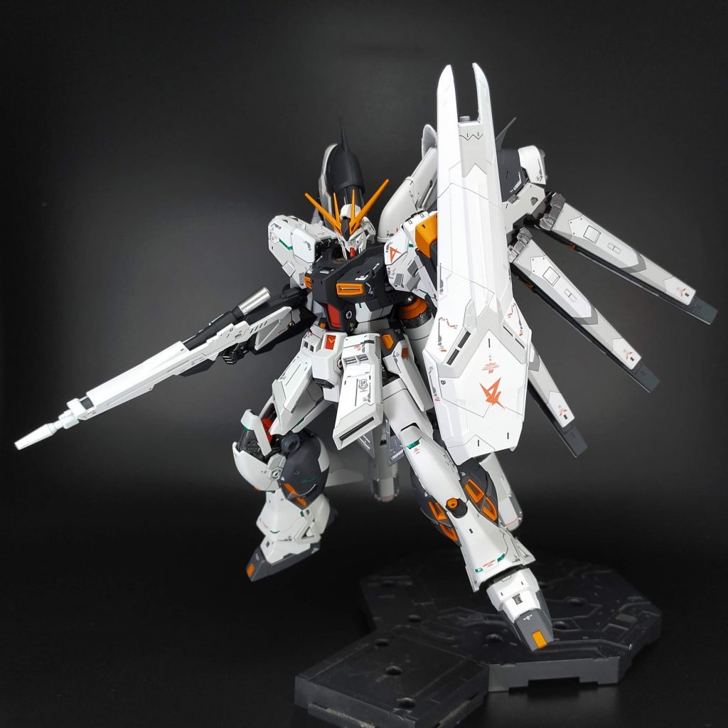 また今回のコダワリとして、外装はつや消し、内部フレームは光沢のメタリックにしたことで質感の情報量もしっかり持たせることができました。(いつもは組み上げ後にまとめてトップコートしてしまうので…)