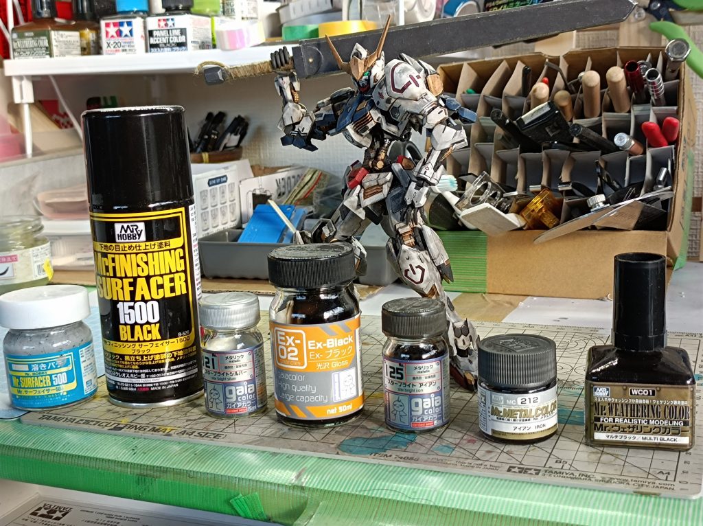 鉄塊に使用したカラーです。ときパテは鉄塊の腹の部分に凹凸つけるのに使用しました。ドライブラシの要領でポンポンとのせてく感じです。カラーは左から順にのせてくいって、スターブライトシルバーだけ、、刃の部分に、最後載せてから、ウェザリングカラーでウォッシングです。ちなみにグリップの部分には、粘着性の包帯を巻いて瞬着で止めて、ウェザリングカラーで染めてます。