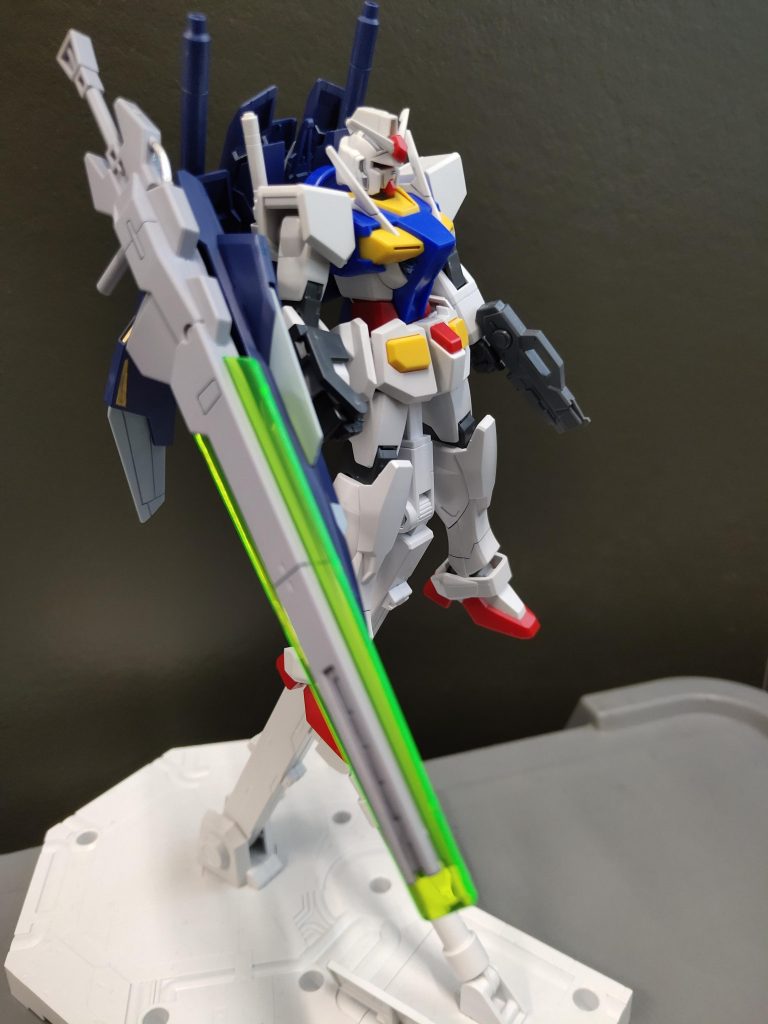 ライトニングバックウェポンシステムの機首とＧ−アルケインの対艦ビームライフルの凸凹にジャストフィットするというアハ体験です（笑）なんとなく後進のフルセイバーやクアンタに近い物を感じます。機首は付属のガンダムシールドの取っ手を使ってシールドにしました。