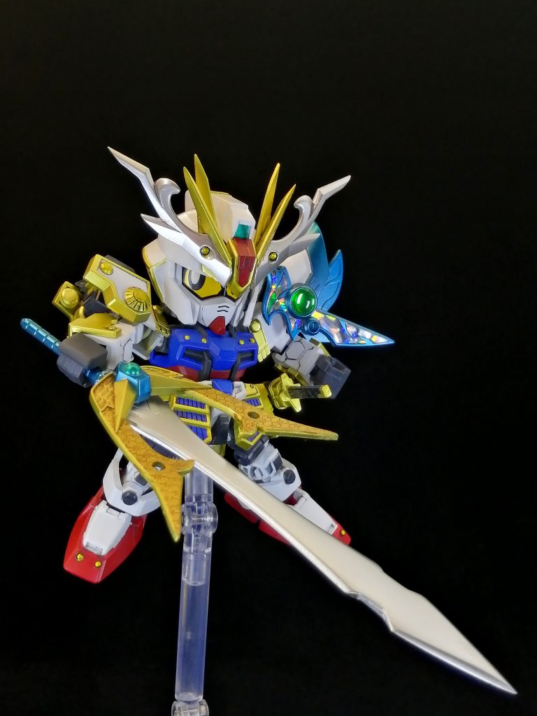 ソードストライクこと、斬霞の備え(ザンカノソナエ)。肩は飛駆鳥大将軍の光の鎧。何かに使えるかと思い改造していたものを流用。剣も使おうかと思ったのですが勿体ないし、デカいので旧飛駆鳥大将軍のものを使用。色々削いだり埋めたりしました。