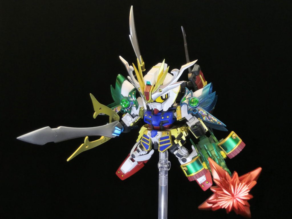 パーフェクトストライクというかスーパーストライクこと、三位一体の備え(サンミイッタイノソナエ)。真・周瑜の追加パーツをとりつけています。肩のジュエルシールとプリズムシール、羽根を付けないことで大将軍とまではいかない豪華さを演出。かなり良い感じになったのではと自負しております。