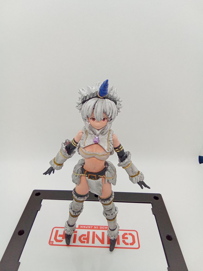 胴体はほぼ新規に造型胸は一度大きく削って新規に造型 ウエストは細くしてプロポーションを変更腕を脚は新規に造型キットのパーツ分割が秀逸でこの部分は簡単に出来ましたカラーがシンプルで寂しかったので ネイル用シールでデコ