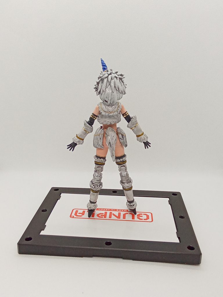 後ろ姿頭は作っていて面白くなってトゲトゲにw この技術は普通のガンプラに使えるのか・・・塗装も考えてパーツの殆どはキャストオフ可能になってます