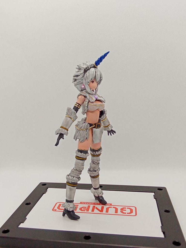 身体中にネオジム磁石を内蔵 スカートは磁石で保持腰に4個 背中に3個背中はスタンドにくっつける為と武器を背負う為に一応 自立するように作っています膝は関節が目立つのでカバー状にして目立たなく工夫靴はパテで自作 ヒールにしてみました。塗装がうまく行かなかったので・・ウエザリングで誤魔化し一狩り終えたあとということで・・