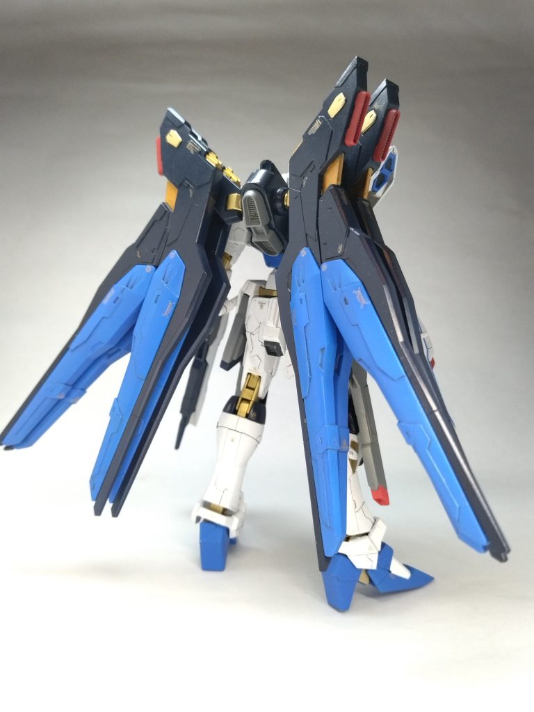 ドラグーンや基部もプラ版でディテールを加えました。