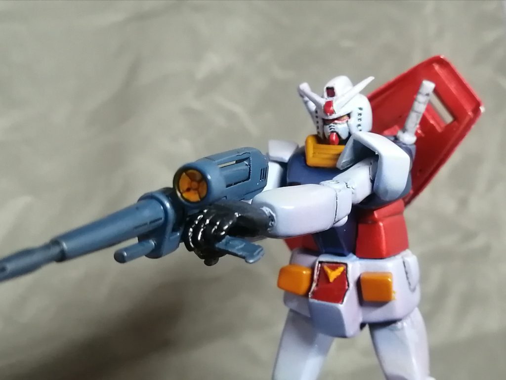 劇中のポーズを再現するため上半身を間詰めし、左肩の位置を前にスライドしています。