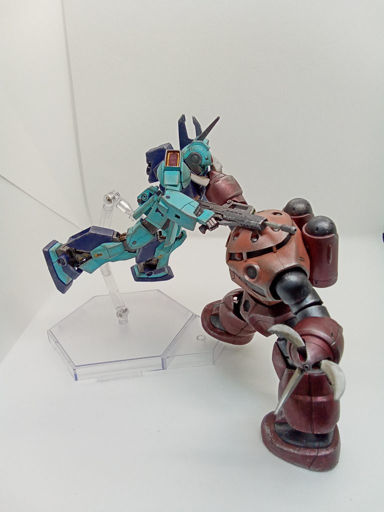 横からの一枚足首の内部フレームが見えてるのが好きな機体各部分でみると格好良いのに全体でみると弱そうなのがネモの好きな所です武器でジムライフルがついてくるのも良し