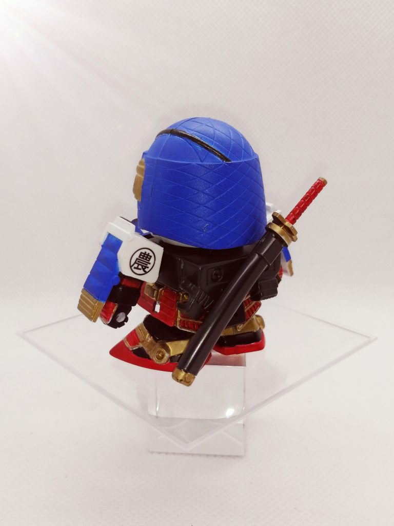 後姿。背負った刀がいかにも忍者っぽくていいですね。本来隠密の腕部や足首は白なのですが、今回は武者農丸によせたため、黒になってしまいました。もうひとつキットを買って白に塗り直そうか・・・うーん、迷います。