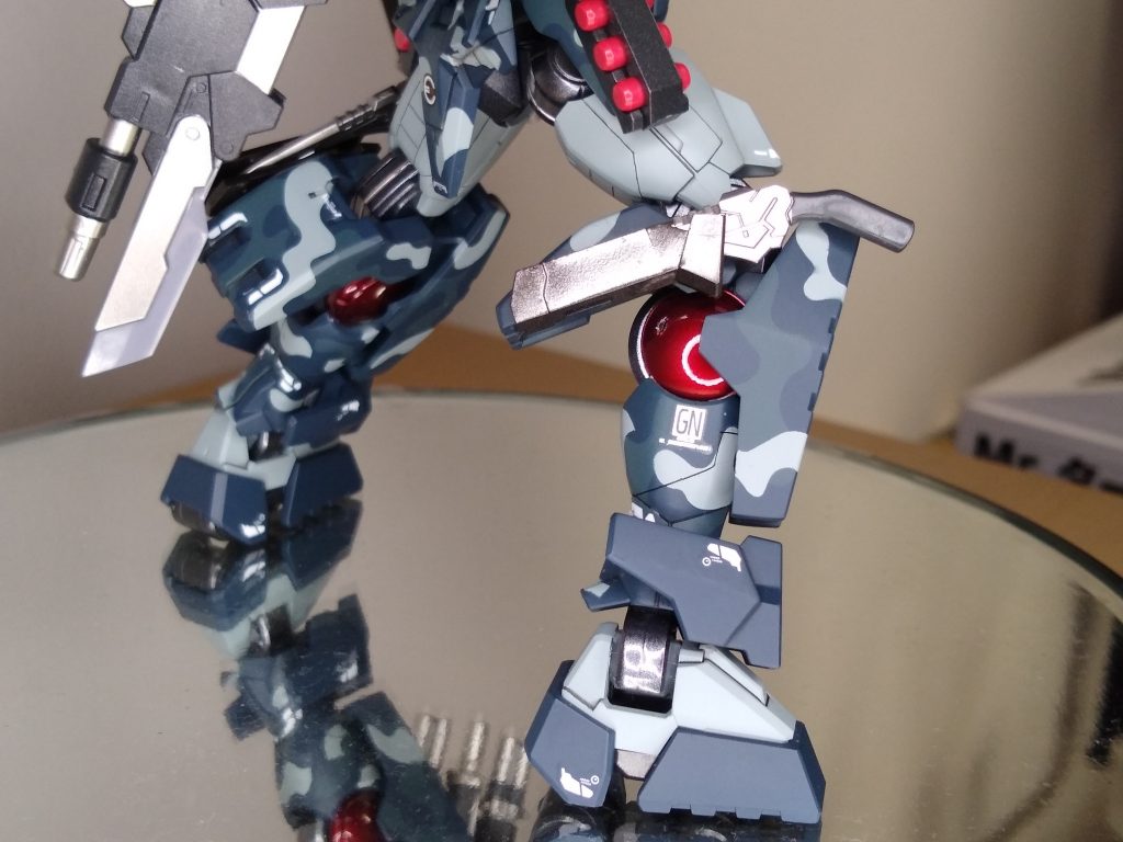 GNドライブのクリアパーツは、ディープクリアレッドでキャンディ塗装してみました。迷彩塗装の色に合うかどうか迷いましたが、意外とマッチしたとおもっています。