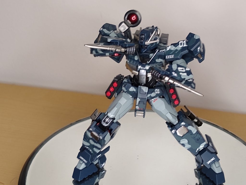 アーミーナイフはアメイジングケンプファーより拝借しました。短いナイフを装備させることで、コンパクトにさせエコーズ仕様感が出てくれたらと考えました